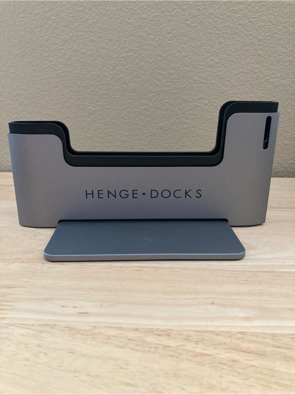 Henge Docks Laptop Vertical Docking Station for Apple MacBook Pro 15”